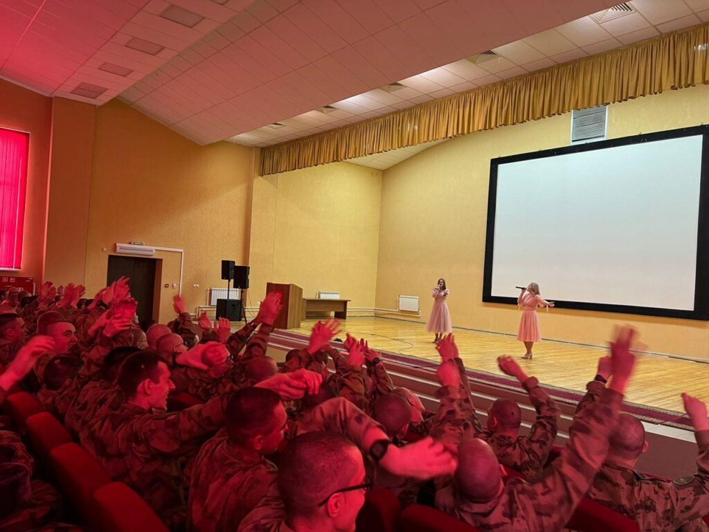 24 декабря 2023 года солисты Ногинского колледжа приняли участие в концертной программой «Музыкальный серпантин» для военнослужащих
