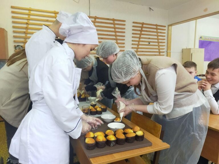 25 апреля 2024г студенты Ногинского колледжа провели мастер-класс по приготовлению кексов с украшением